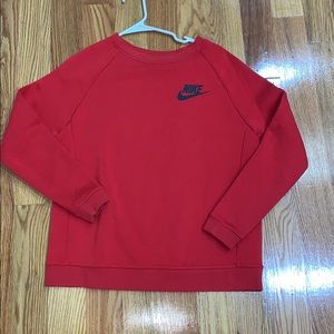 RED NIKE RALLY CREWNECK